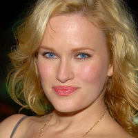 Nicholle Tom
